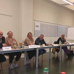 sechs Teilnehmende der Multiplikatoren-Tagung "Öffentlichkeitsarbeit" im Seminarraum